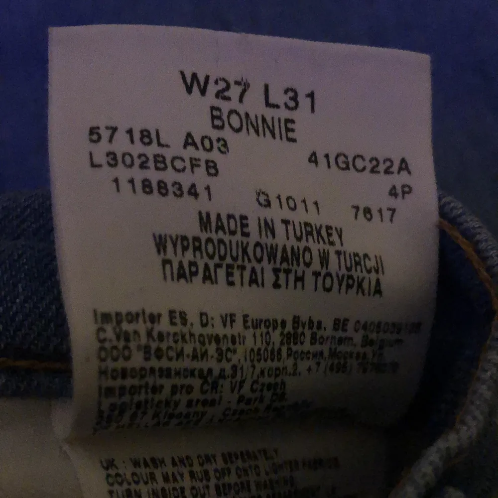 Säljer mina lee jeans som är lågmidjade, dom är i storlek 27❤️kontakta mig för frågor eller mer bilder!!. Jeans & Byxor.