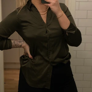 Satin skjorta från H&M - Militärgrön skjorta i ”satin” material från H&M. Storlek L. Använd Max 2 gånger! Köparen står för frakt 🤍