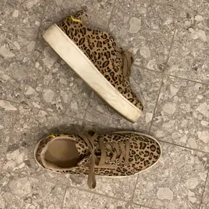 Sneakers i leopardmönster från Skopunkten. Storlek 40, passar 41 med. Använda några gånger så väldigt fint skick. Köparen står för frakt! 🐆💛