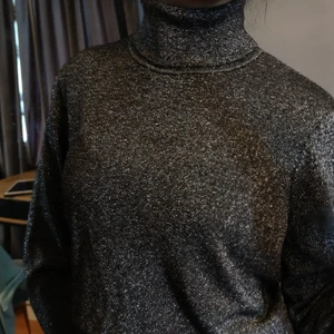Glittriga svart turtleneck, Size M/L - Jättesnyg svart turtleneck med silver glitter detalj (tunn men inte genomskinlig), storlek L men passar bra i M😁 Frakt ej inkluderat men priser går att diskutera 🤗(skriv till mig kring fler frågor o bilder)