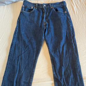 Hej! Säljer ett par riktigt nice Levi’s 501 jeans i mörkblå tvätt. Storlek 31W 32L och sitter true to size. De är använda men inga skador eller liknande.
