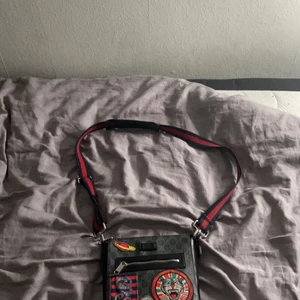 Gucci Väska - Hej köpte denna av en vän för 4000kr hade boxen men har tappat bort den kan skicka mera bilder privat för de går inte att ha mer bilder på Plick än 3 kan gå ner vid snabb och smidig affär