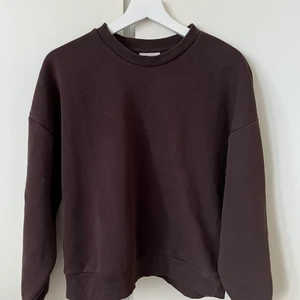 Collegetröja från GinaTricot storlek M - Säljer en brun tjocktröja från GinaTricot som tyvärr används för lite! Färgen är underbar och kvalitén grym. Passar så bra till sommarkvällar och under hela vintern/hösten. Storlek M. Frakt tillkommer men frakten kan bli billigare än vad som står undertill.