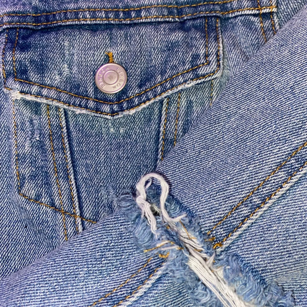 Skit snygg croppad jeans jacka från Bikbok, den är kort och har as snygga slitningar lite överallt. Perfekt blå färg inför sommaren och stranden . Jackor.