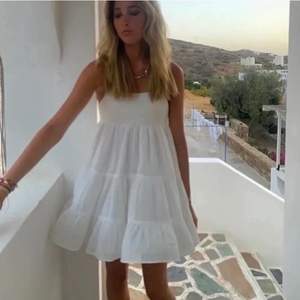 (Lånad bild)  Super fin klänning från ZARA, storlek S och passar perfekt som en vanlig sommar klänning eller studentklänning💕💕💕💕💕💕 priset kan diskuteras 