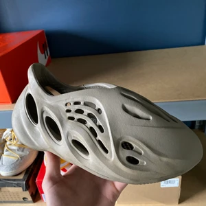 Yeezy Foamrunner - Helt nya foamrunners stone sage i storlek 43 Eu! Foamrunner och andra yeezys sitter smått i storlekarna så rekommenderas att ta en till en och en halv storlekar större än vad man brukar ha. De köpte på CONFIRMED appen i mars