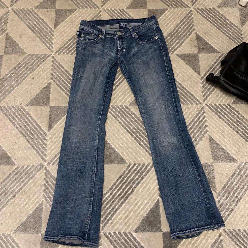 Säljer min systers byxor eftersom hon ej använder dom mer pågrund av hennes nya stil. Jätte sköna låg midjade jeans, stretchiga är dom verkligen. Köpt för 700kr säljer för 350kr (OBS! pris kan diskuteras)jag som är 168 cm lång så passar dom mig i längden, storlek ungefär s/xs tror kanske den kan passa M eftersom den är stretchig❤️. Jeans & Byxor.