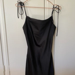 Brandy satin klänning - Säljer denna snygga satin cocktailklänningen. Den är figursydd så den sitter väldigt snyggt! Den går att skystera med snörerna och knyta om hur man vill. Alltså kan de passa fler längder. Jätte bra skick💖💖 Den är en kortare typ av klänning. Helt klart min favorit klänning men nu är den tyvärr lite liten. Priset går att diskutera.