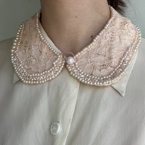 Löskrage - Magisk löskrage söker nytt hem! 💕 En helt unik assecoar med pärlor och rosa spets. Kan kombineras med en mängd olika plagg. Har använts med stor omsorg och är därför i mycket gott skick! 