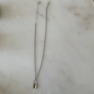 Nyckellås silver halsband - Ett halsband jag säljer som inte kommer till användning. Nypris 69kr men jag säljer för 25kr.