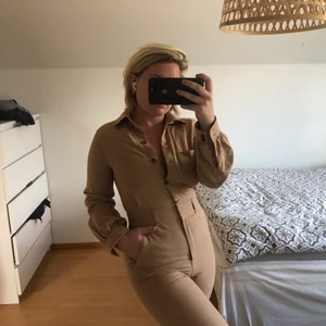 & other stories jumpsuit stl 34 - Jättefin jumpsuit från & other stories. Köpte fel stl så den är aldrig använd med prislapp kvar. 400 eller bud, köparen står för frakt💕