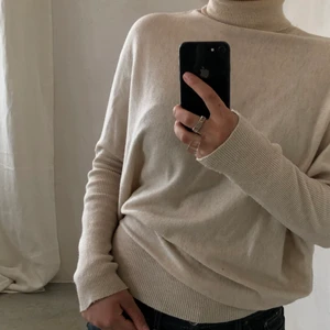 Tröja - Säljer denna sjukt snygga beiga polotröjan som jag ärvt av min mamma för länge sen. Mjukt material och fin i armarna💕💕