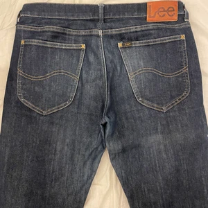 Lee jeans - Snyggaste jeansen som finns typ. Bättre secound hand jeans går nog inte att hitta. Säljer pga urväxta. Mycket fint skick. Dom är mycket mer mörkblå i verkligheten, på bilderna ser de lite grå ut.