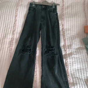 Svart vida byxor från H&M i storlek 26 - Svarta vida byxor med hål på knäna. Dem passar perfekt om du är lite över medel längden. Jag är själv 176 och dem är perfekt längd. Dem har använts ganska mycket under sommaren men känner inte riktigt att dem går till användning längre.