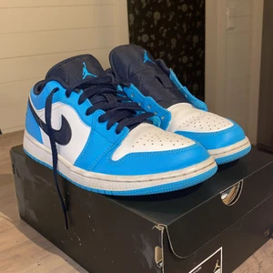 Jordan 1 unc (2021) - air jordan 1 low unc. Köpt för 2000kr, fint skick 7/10. Har en liten skada på sidan som du kanske ser på sida två och inner sidan av skon har ett märke som du ser på bild 3 annars jätte fint skick. Kartong och kvitto från stock x följer med :)
