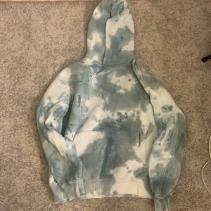 Hoodie - Säljer denna holdie från junkyard. Använt få gånger och är i toppen skik!! Prisk kan diskuteras.😊😊 Den är strolek s men är overzised