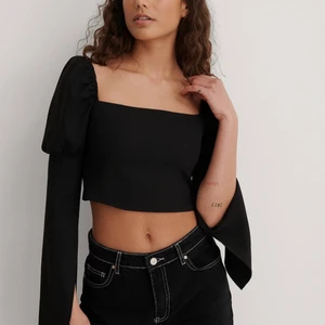 NA-KD storlek 36 - Aldrig använder. Blusar storlek 36 men liksom 34