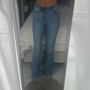 Bootcut jeans  - Knappt använda bootcut jeans från Jacqueline de yong men köpta på Nelly för 399kr. Storlek w25 L34. Jag är 175 va lång vanligtvis en xs/s i byxor. Ser ut som nya då de knappt är använda utan endast testade. 