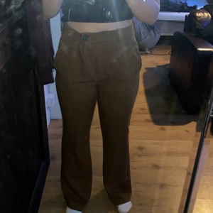 Kostymbyxor från Zara - Jättefina och sköna kostymbyxor i en brun färg  säljer då dem blivit för stora för mig
