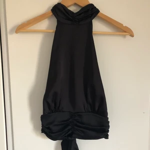 Topp från ginatricot  - Superfin fest topp från ginatricot med knyt band i ryggen strl s, aldrig använd 