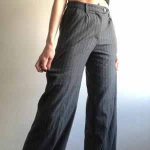 Bershka kostymbyxor - Högmidjade kostymbyxor från bershka, extremt långa, går ner till marken på mig som är 178, men läggs lätt upp! Helt oanvända 