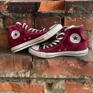Sommar converse - Säljer ett par jätte fina converse i ny skick storlek 41 pris 250kr kan sänka priset vid en snabb affär 