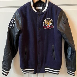Baseball jacka  - Säljer en base ball jacka köpt på en secondhandbutik säljer den för 100