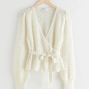 Alpaca wrap around  - Säljer denna så fina och sköna alpaca wrap around cardigan från otherstories använd endast 1 gång💓 Jättebra skick helt utan defekter! Passar även m