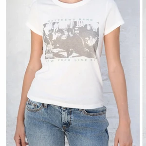 T-shirt  - Säljer denna tröja från brandy Melville! Den är lite sliten och nopprig, därav priset☀️