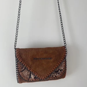 Stella mcCartney väska - En jätte fin kedje väska, använt två gånger, köpte den för 1099kr, flera bilder kan skickas om det behövs🤎