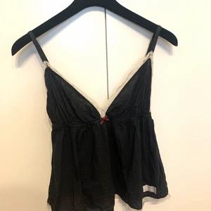 Odd Molly linne - Säljer mitt svart Odd Molly linne i storlek 2 då det inte kommer till användning längre🥰 Säljer även ett rosa linne som ni hittar på min sida💕 Köp direkt 180kr🥰