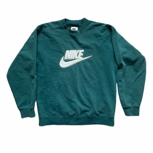 Vintage Nike sweatshirt  - Gör ont att sälja denna men hoppas någon annan får mer användning för den! Finaste gröna färgen och är snyggt urtvättad! Budgivning om flera är instresserade!