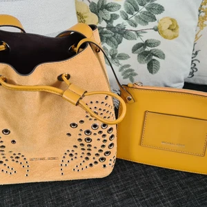 Michael Kors väska - Fint påsväska, mocca plus skinn. Äkta Michael Kors, liten pochette medföljer. Metallring saknas men kan inte ses vid användning.