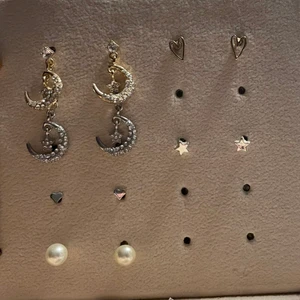 Örhängen  -  Säljer dessa örhängen då jag tyvärr fått nickelallergi och kan inte använda de. Jag har använt de lite grann men inte mycke (gör såklart rent alla örhängen innan jag skickar)