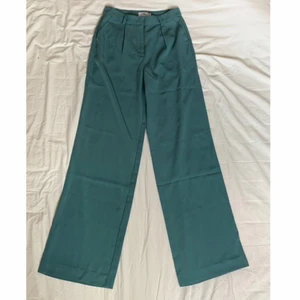 Gröna kostymbyxor  - Supersnygga gröna kostymbyxor, bra skick. Köparen står för frakt🌸