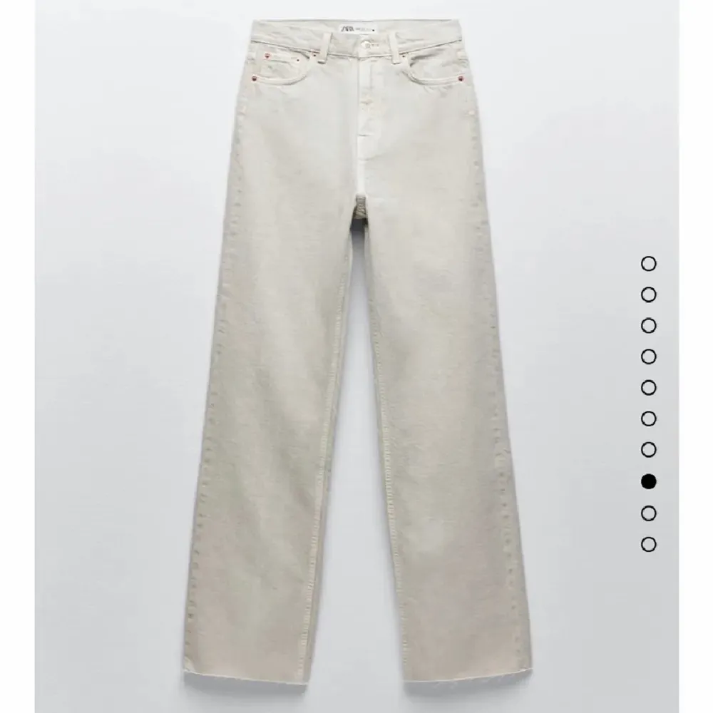 Säljer dessa! Lånade bilder! Skriv för egna, det är storlek 36 och knappt använda❤️det är en grå/beige färg på dem. Jeans & Byxor.