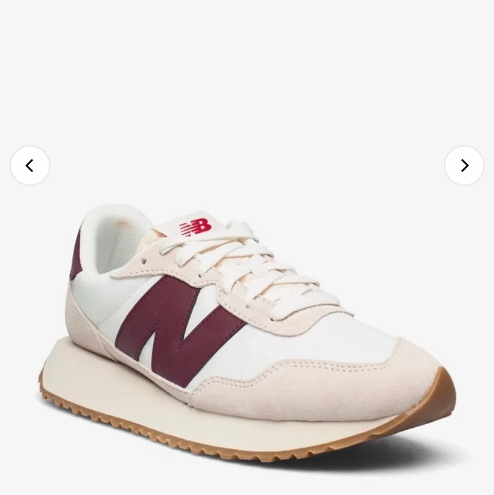 New balance, modell 237. Köpta på Boozt för 699kr men aldig använda och ligger kvar i kartongen pga fel storlek. Liten i storlek. . Skor.