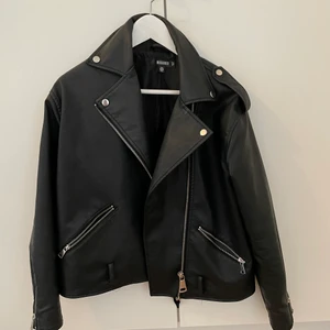 Skinn jacka oversized  - Från missguided, storlek 34 men skulle säga 36 då den är väldigt stor 