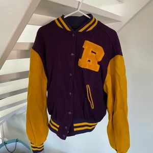 Varstity jacket - Riktigt snygg varsity jacka som bara ligger hemma!
