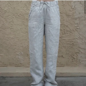 Linnebyxor  - Linnebyxor från A-dsgn i beige!! Slutsålda. Har sytt upp dem några centimeter då dem var väldigt långa i storleken, Skriv om ni vill ha exakta mått💞 Kommer troligtvis passa om ni är runt 160cm - 170cm lång!