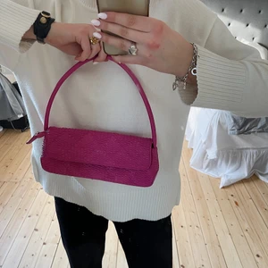 Rosa väska - Säljer denna superfina väskan som är knappt använd från NA-KD!!! Super snygg färg💞💞Nypris: 350kr, köparen står för frakt