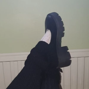 Mary Janes - Så fina Mary Janes. Använda en gång! är i storlek 39 men dem passar mig perfekt som har 38! 