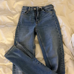 Zara jeans storlek 32 - Jättefina och jättesköna zara jeans i en fin blå färg med slits . Jag säljer dessa då jag inte får på mig dom längre. Skriv frågor privat❤️