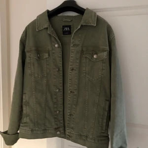 Zara jeans jacka - Använd 2-3 gånger och är som ny. Storlek L men känns mer som M. Perfekt nu till sommaren
