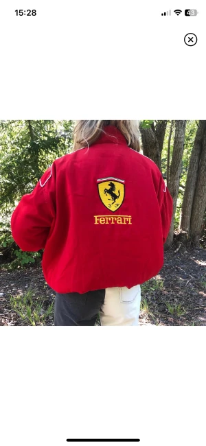 Ferrarijacka - asball Ferrari-jacka. Lite bomber/college stil på den med svarta muddar vid ärmarna och längst ner på jackan. Super fint skick dessutom 