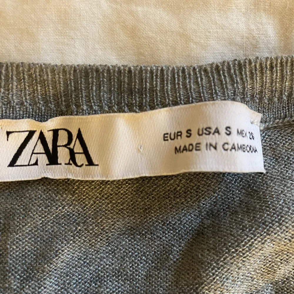 Säljer min fina Zara tröja, bra skick! Kan mötas upp i Jönköping eller frakta, köparen står för frakten💕. Toppar.
