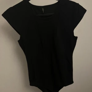 Svart body  - Använd en gång, den har som ett långt V i mitten som är genomskinligt🤍95kr inkl frakt!🤍