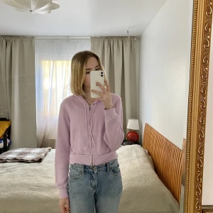 brandy melville hoodie - superfin lila tröja med dragkedja från brandy melville! jättebra skick :)
