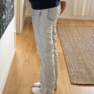 Grå jeans! - Seraljer dessa superfina grå Jens från zara! Slits längst ner i storlek 36