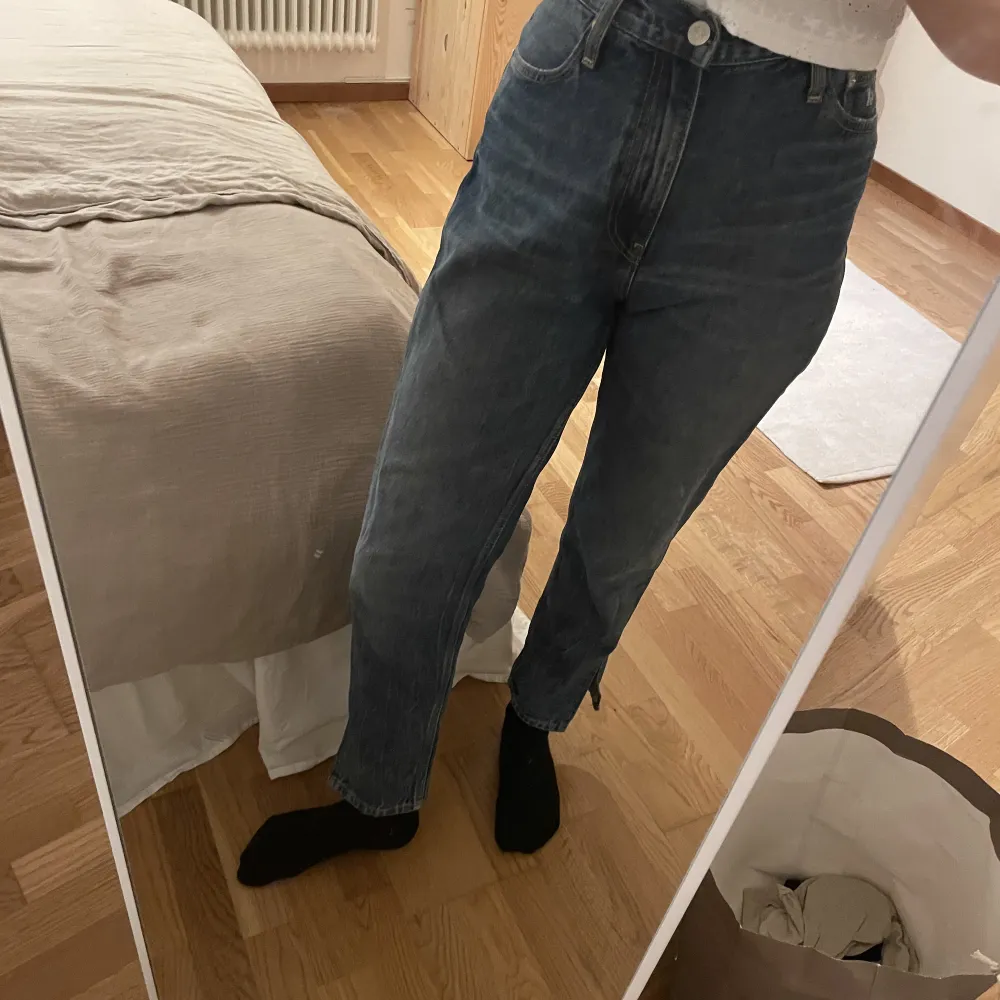 Superfina jeans som tyvärr är för stora, därför knappt använda! Slitsar i sidorna! . Jeans & Byxor.